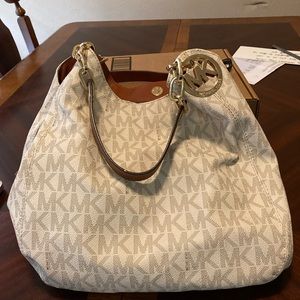 Michael Kors bag, looks beautiful inside and out.